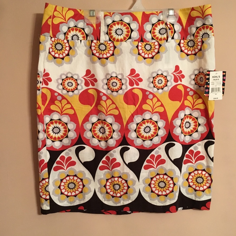 NEW  Flowered skirt size 11 Perfect for spring !
